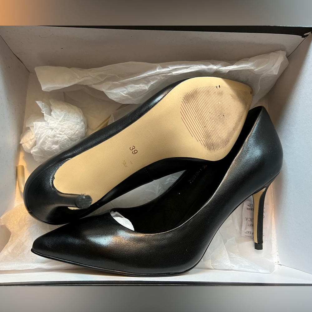 DNA footwear black pumps